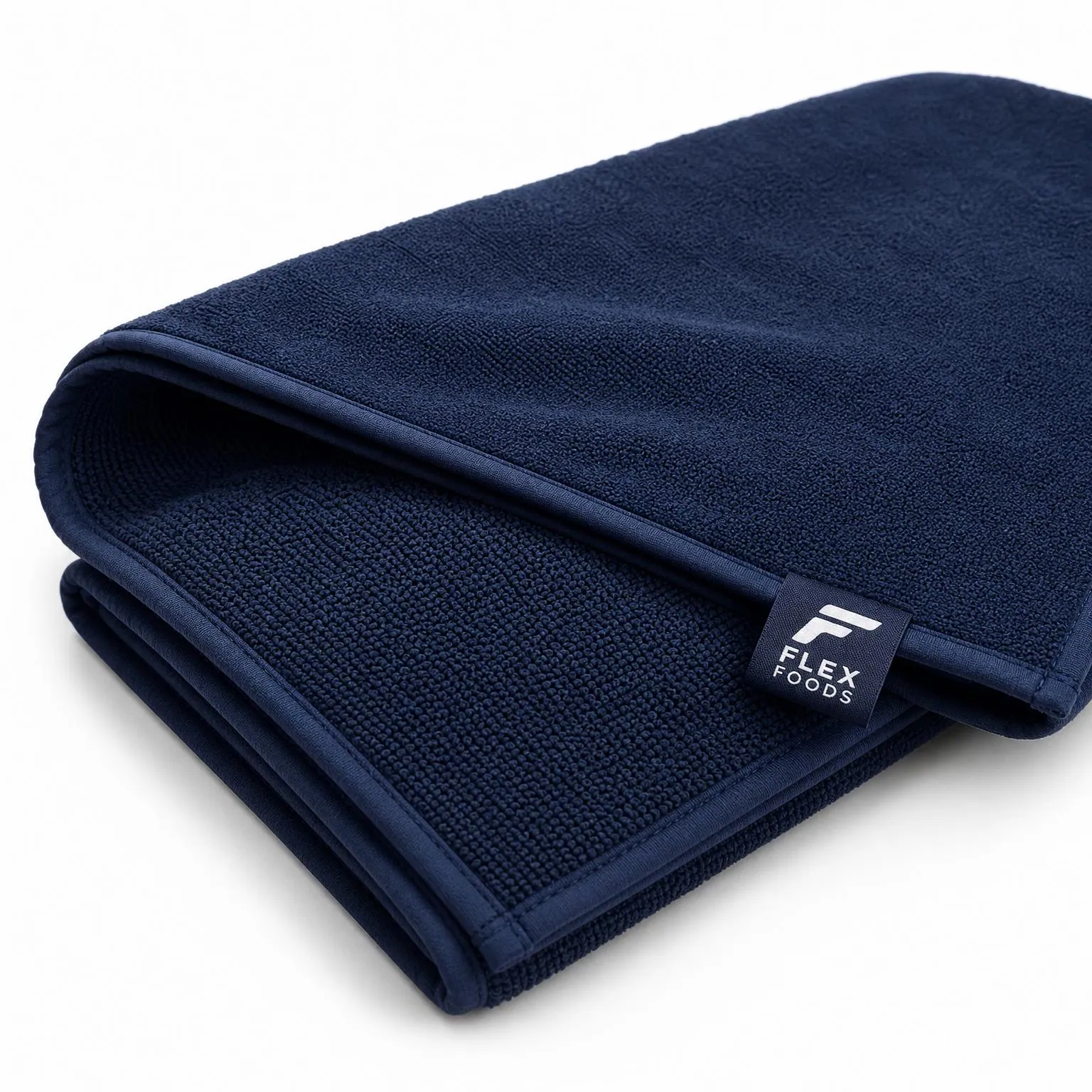 Détail de la boucle d'accrochage de la serviette de sport en microfibre bleu marin