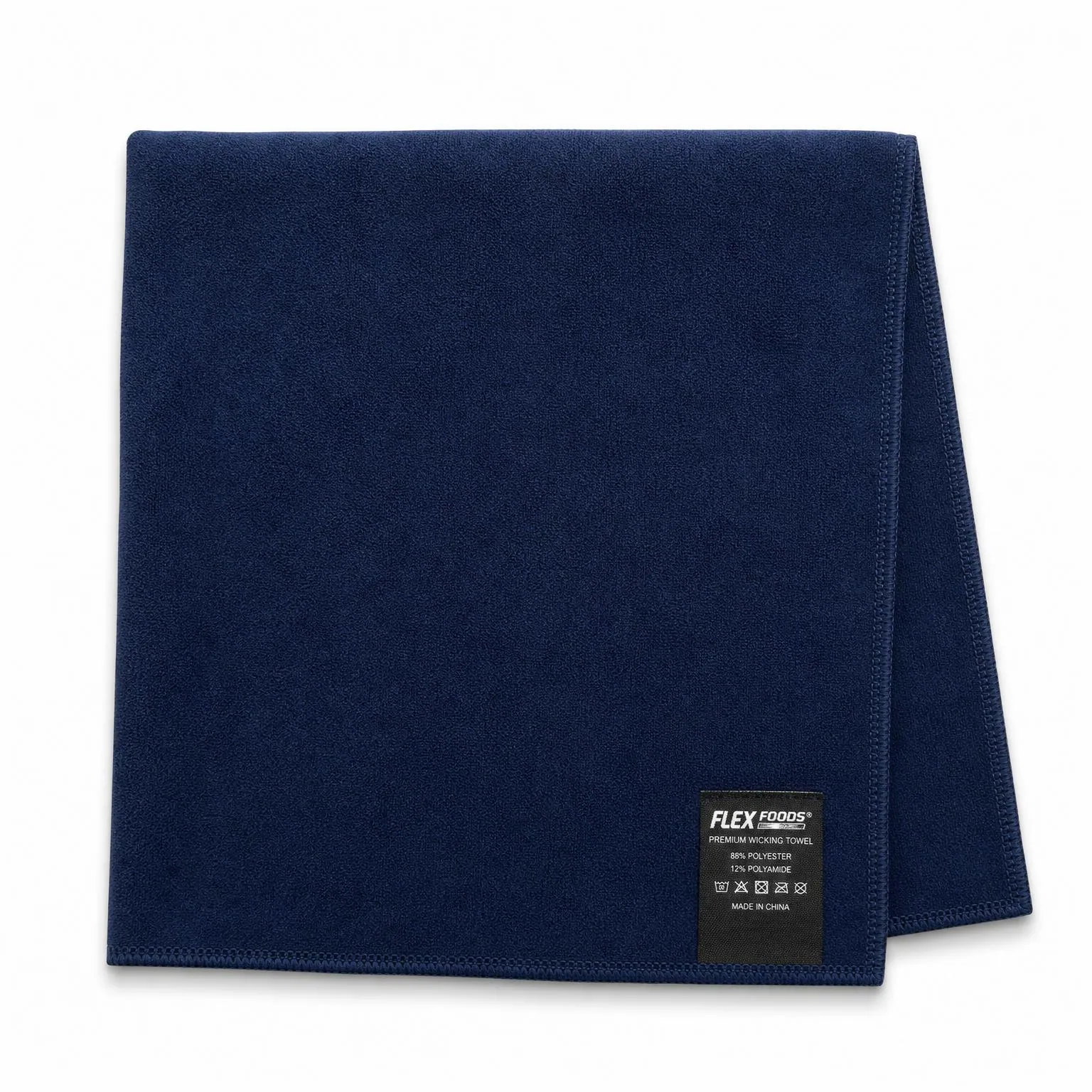 Serviette de sport en microfibre bleu marin pliée avec étiquette tissée Flex Foods
